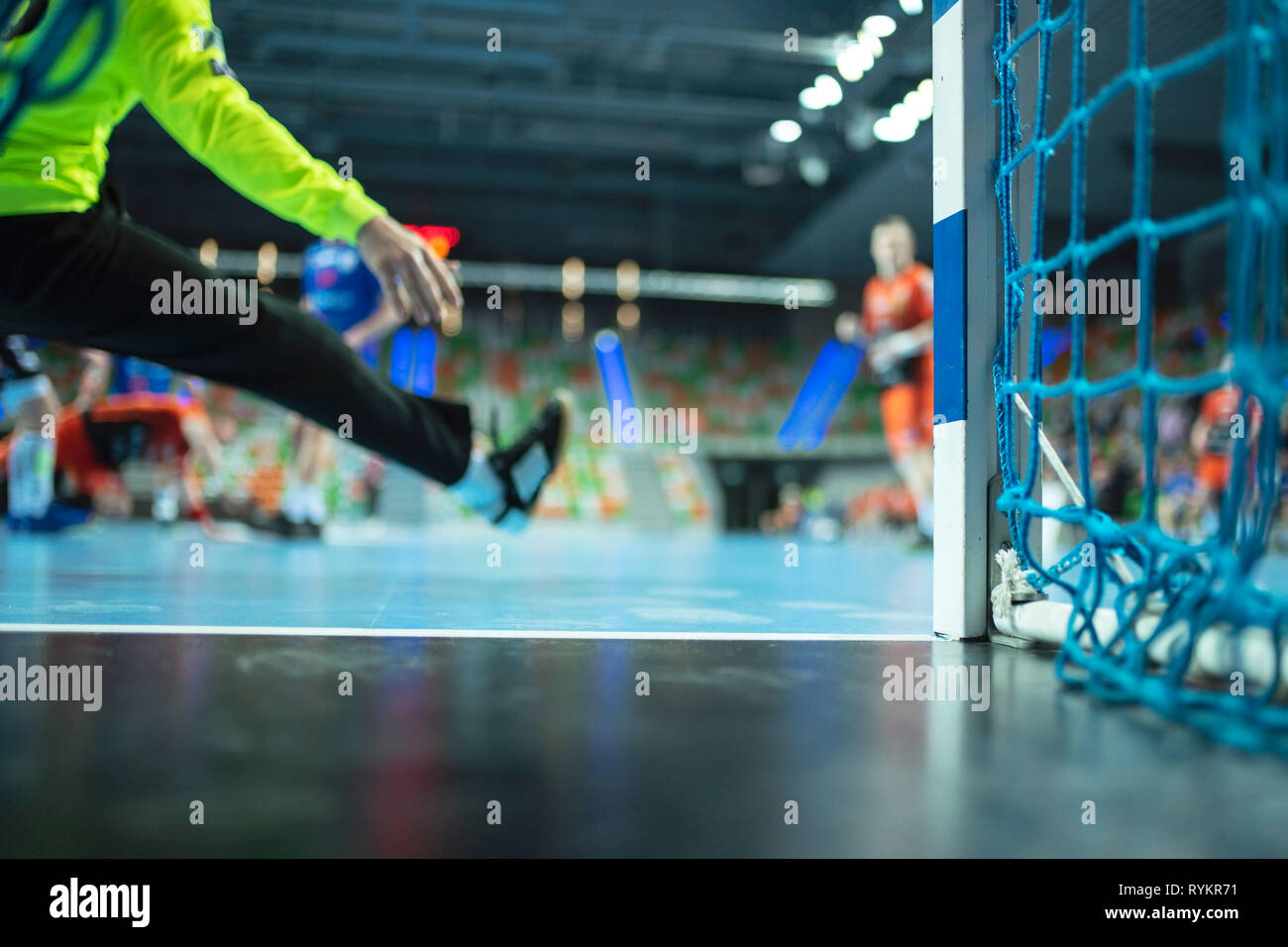 Détail du handball goal avec net et match de hand en arrière-plan. Banque D'Images