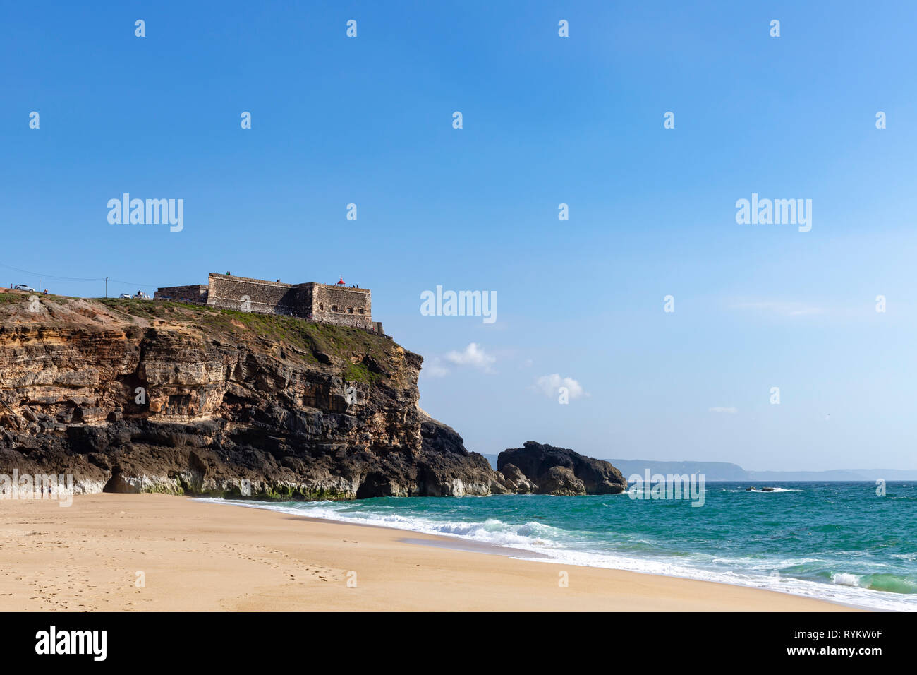 Caldas da Rainha, Portugal. - Le 14 juillet 2018 : Le Farol de Nazare (Lighthouse) vu de la Praia do Norte (plage du Nord) Banque D'Images