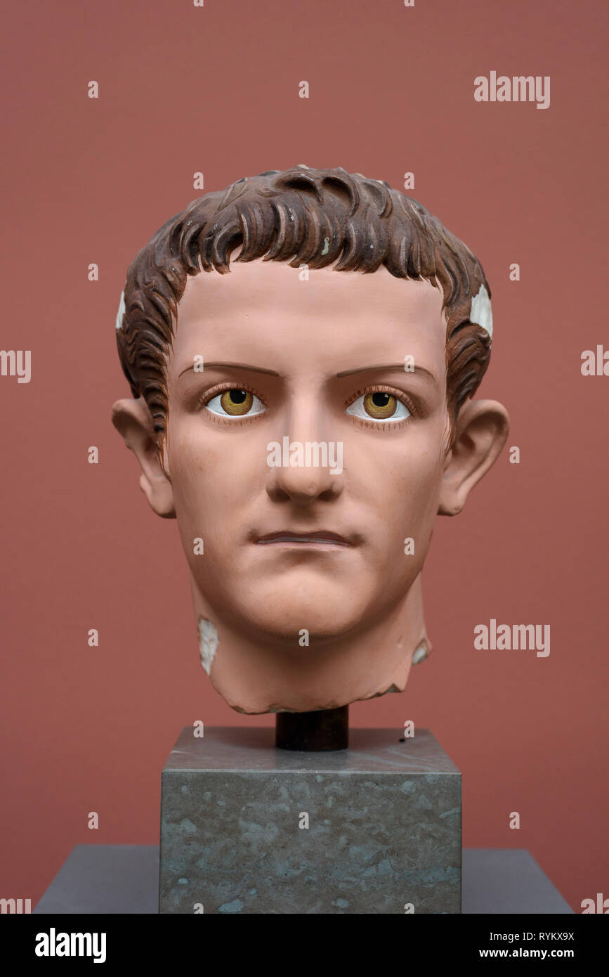 Copenhague. Le Danemark. Portrait peint buste de l'empereur romain Caligula, Ny Carlsberg Glyptotek. Reconstruction de la polychromie originale, 2003. Tempe Banque D'Images
