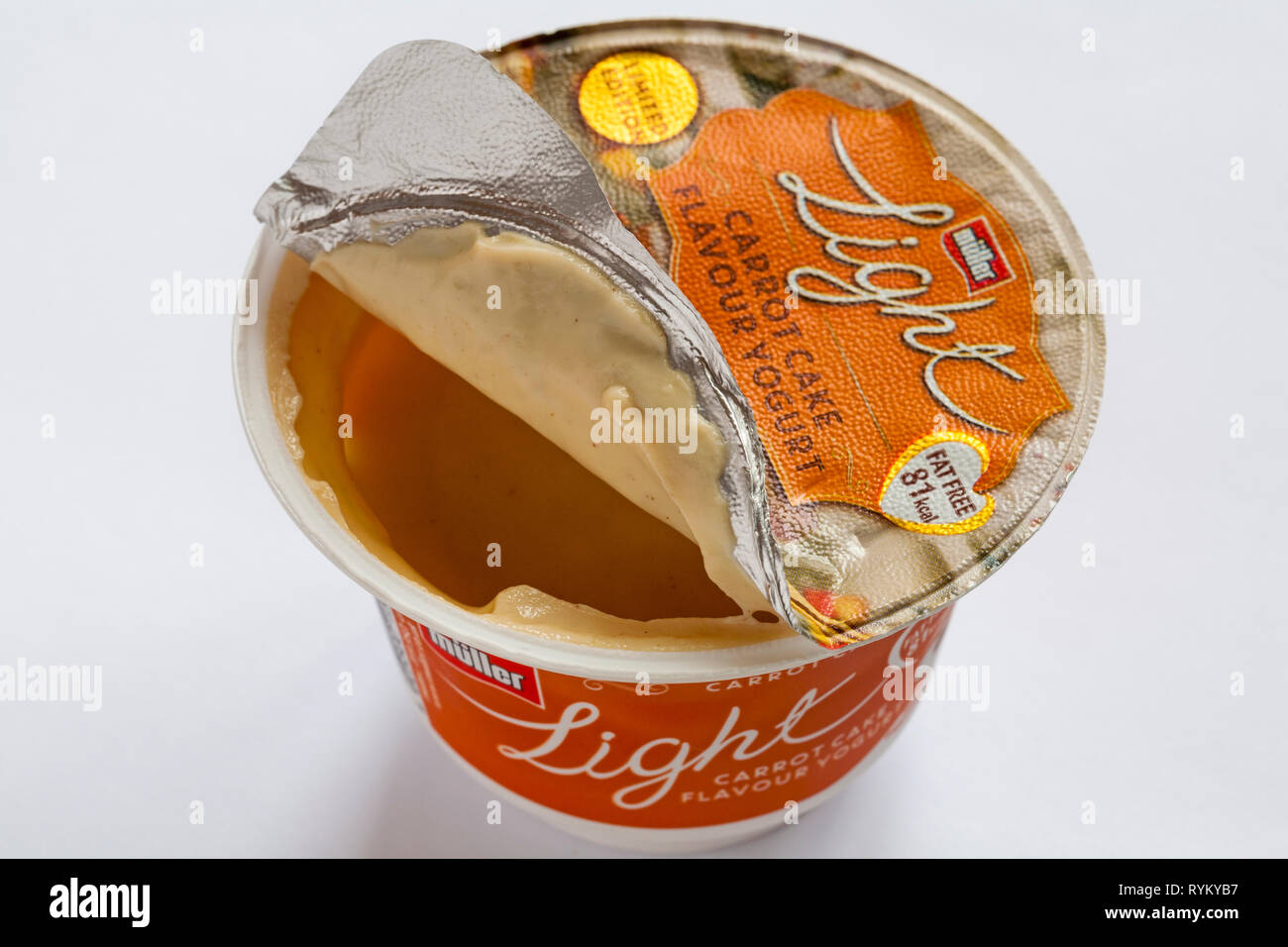 Pot de lumière Muller édition limitée aux carottes yaourt saveur avec couvercle décollée pour afficher le contenu du panier sans gras, 81kcal isolé sur fond blanc Banque D'Images