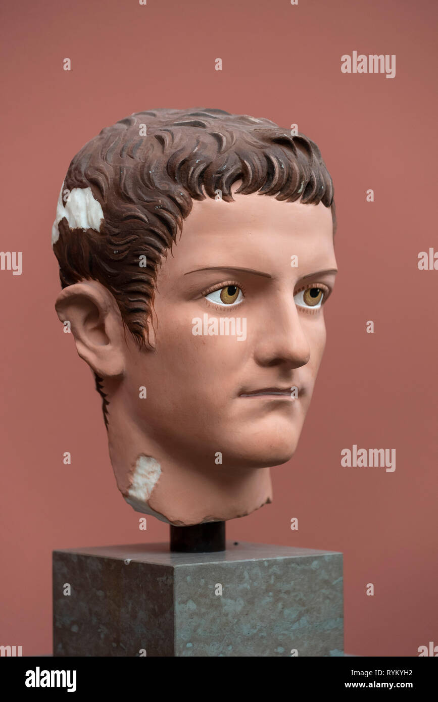 Copenhague. Le Danemark. Portrait peint buste de l'empereur romain Caligula, Ny Carlsberg Glyptotek. Reconstruction de la polychromie originale, 2003. Tempe Banque D'Images
