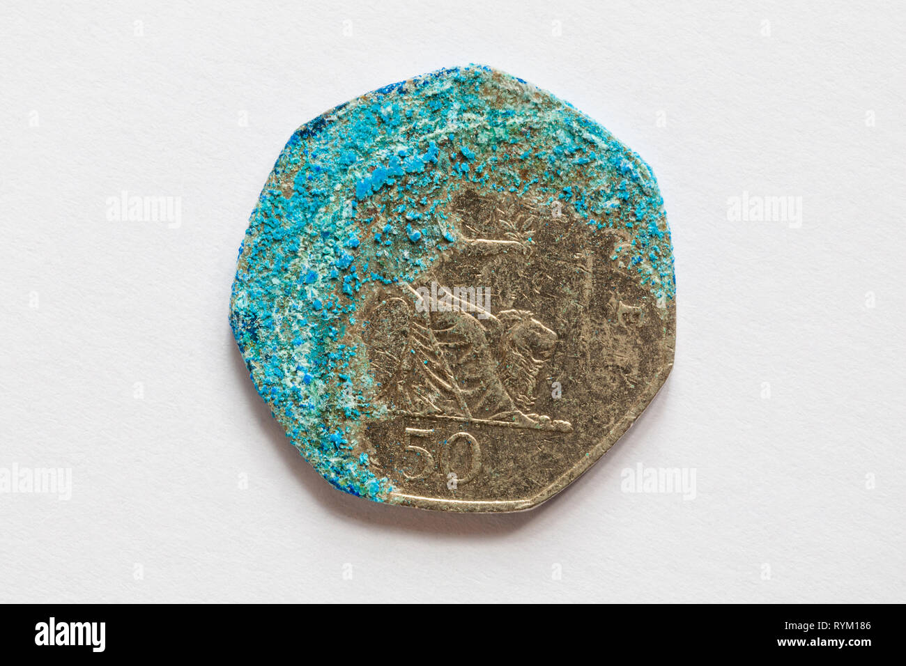 50p 50 pièce de cinquante pence avec verdigris vert ternissant bleu-vert isolé sur fond blanc - figure de Britannia Banque D'Images