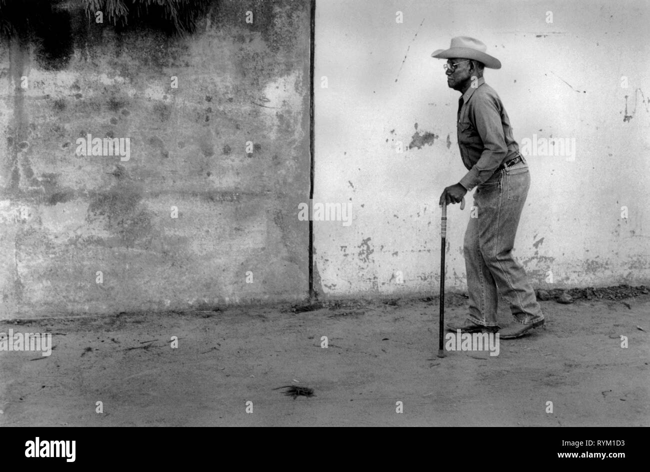 Afro-américain avec bâton de marche à la foire d'État Dallas Texas USA 1999 1990s US HOMER SYKES Banque D'Images