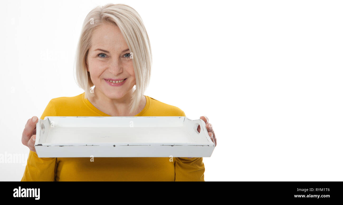 Femme cuisine serveuse bac vide donne à vos produits publicitaires isolé sur fond blanc. Maquette pour une utilisation Banque D'Images Femme cuisine serveuse bac vide donne à vos produits publicitaires isolé sur fond blanc. Maquette pour une utilisation Banque D'Images