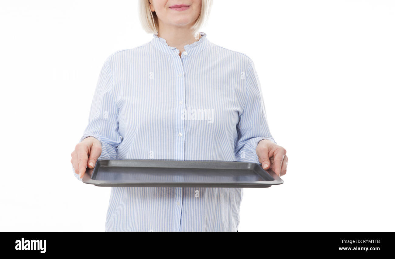 Femme cuisine serveuse bac vide donne à vos produits publicitaires isolé sur fond blanc. Maquette pour une utilisation Banque D'Images