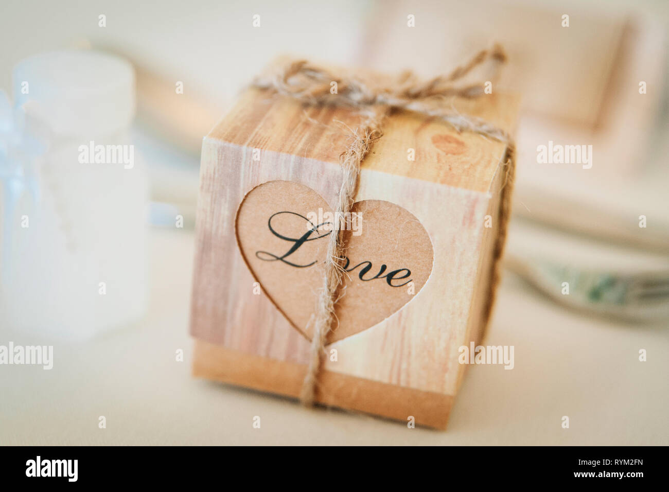 Petite boîte de faveur de mariage rustique avec amour écrit sur liés avec de la ficelle Banque D'Images