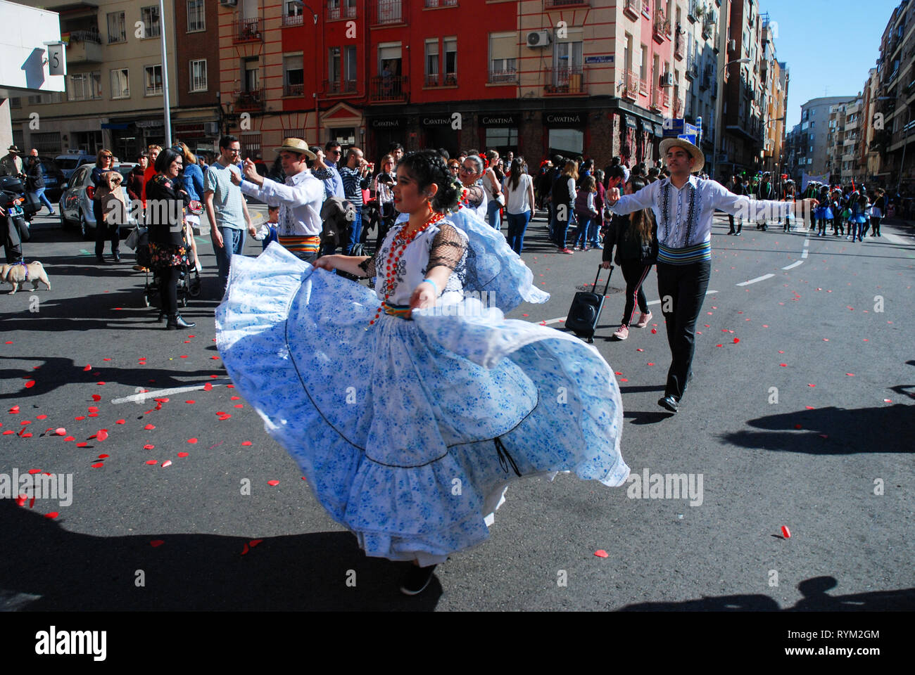 Madrid, Espagne, le 2 mars 2019 : défilé carnavalesque, membres du groupe de danse paraguayenne en spectacle avec costumes traditionnels Banque D'Images