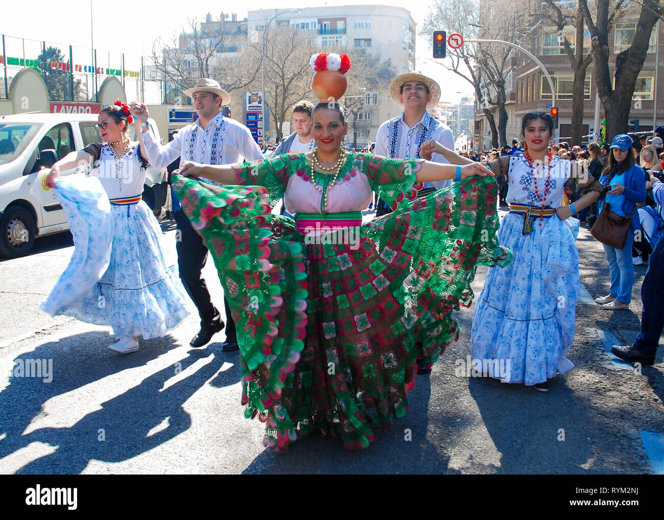 Madrid, Espagne, le 2 mars 2019 : défilé carnavalesque, membres du groupe de danse paraguayenne en spectacle avec costumes traditionnels Banque D'Images