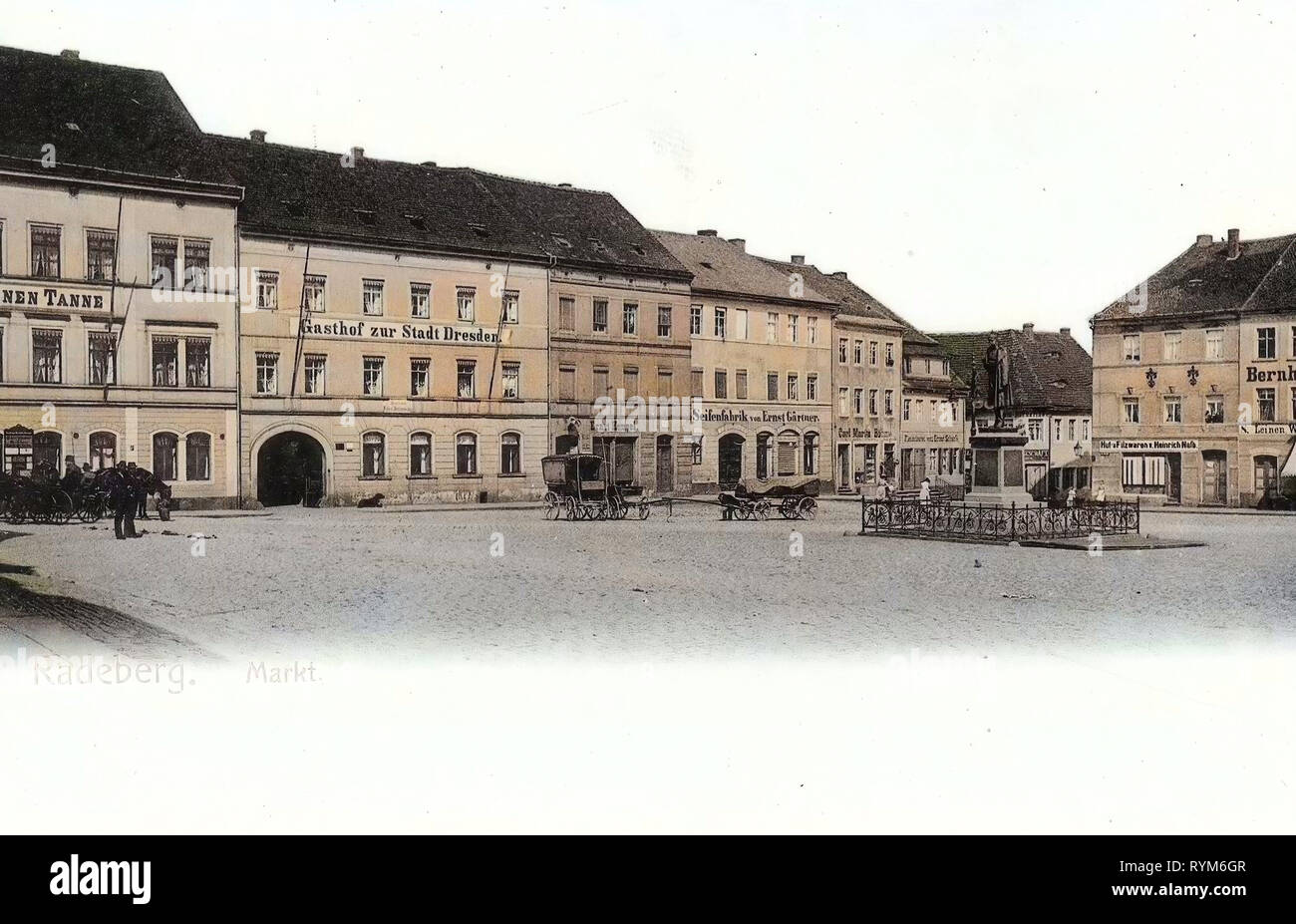 Restaurants dans le Landkreis de Bautzen, calèches en Allemagne, monuments et mémoriaux dans Landkreis Bautzen, Radeberg, 1903, Landkreis Bautzen, Markt mit Gasthof zur grünen Tanne und Stadt Dresden Banque D'Images