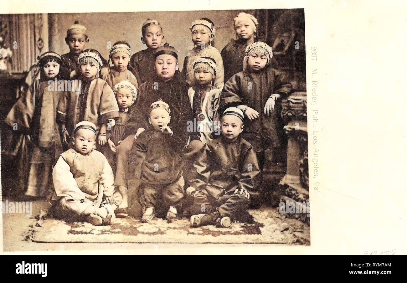 La maternelle, les garçons de Chine, les Filles de la Chine, les portraits de groupe avec 14 personnes, 1903 cartes postales, groupes d'enfants, 1903, la maternelle chinois Banque D'Images
