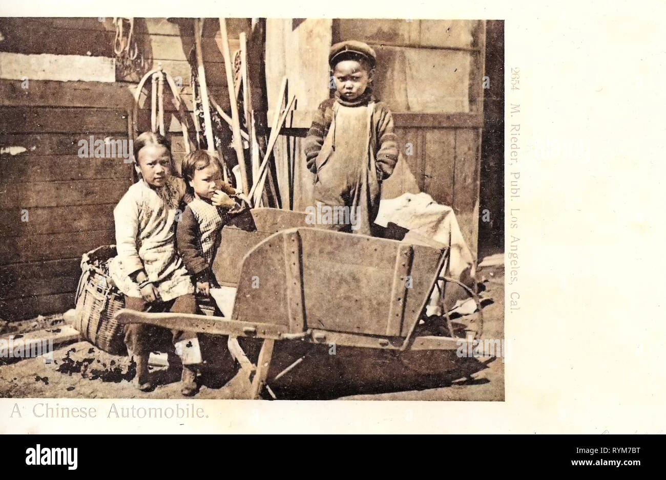 Les brouettes en bois debout, garçons, filles permanent, les portraits de groupe avec 3 personnes, 1903 cartes postales, 1903, une automobile chinois Banque D'Images