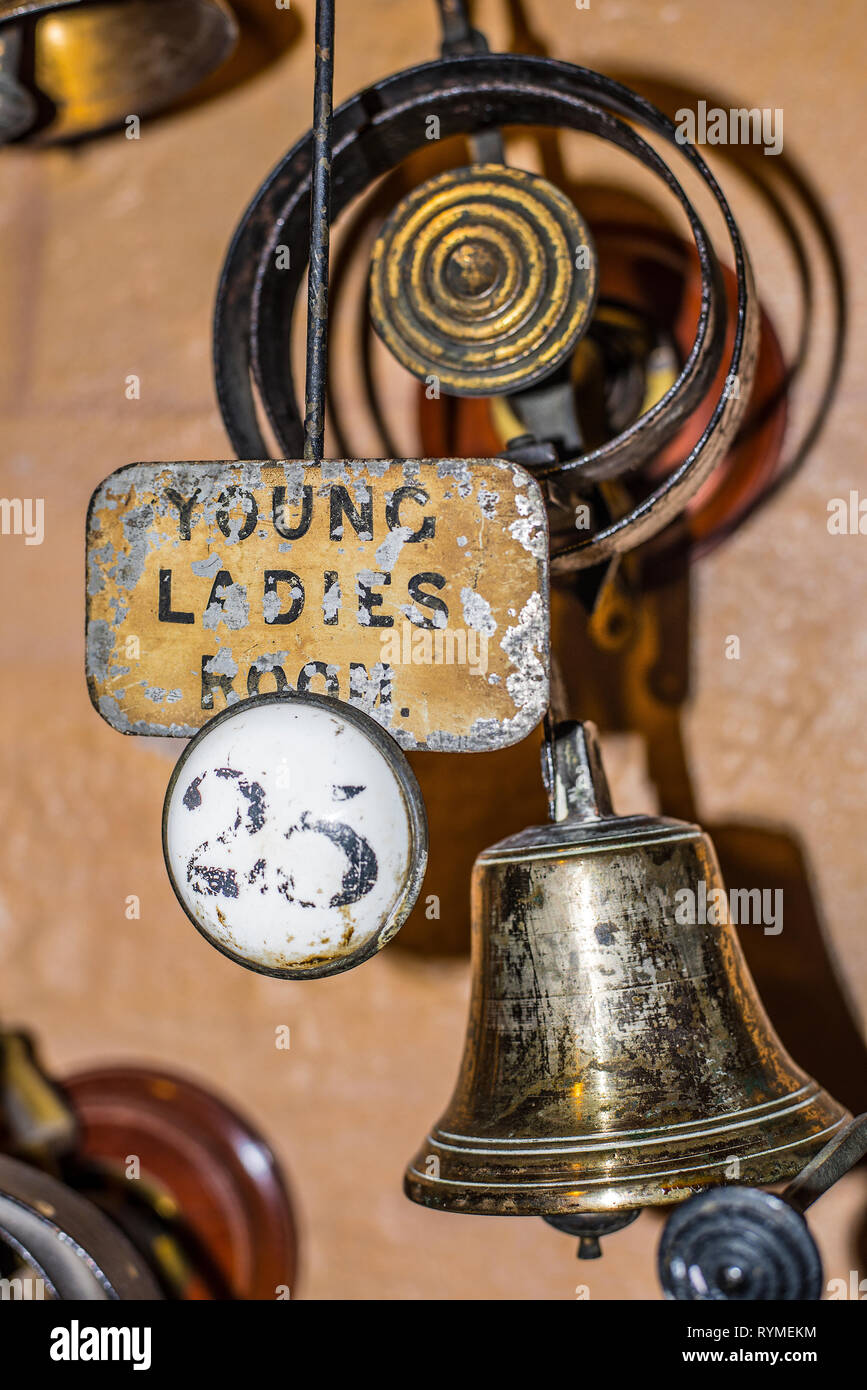 La lecture de l'étiquette "Jeune Chambre des dames' sur serviteur bell dans vieille maison de campagne, en Angleterre Banque D'Images