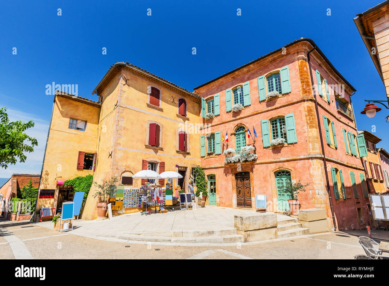 Provence, France. Les maisons colorées de la vieille ville de Roussillon. Banque D'Images