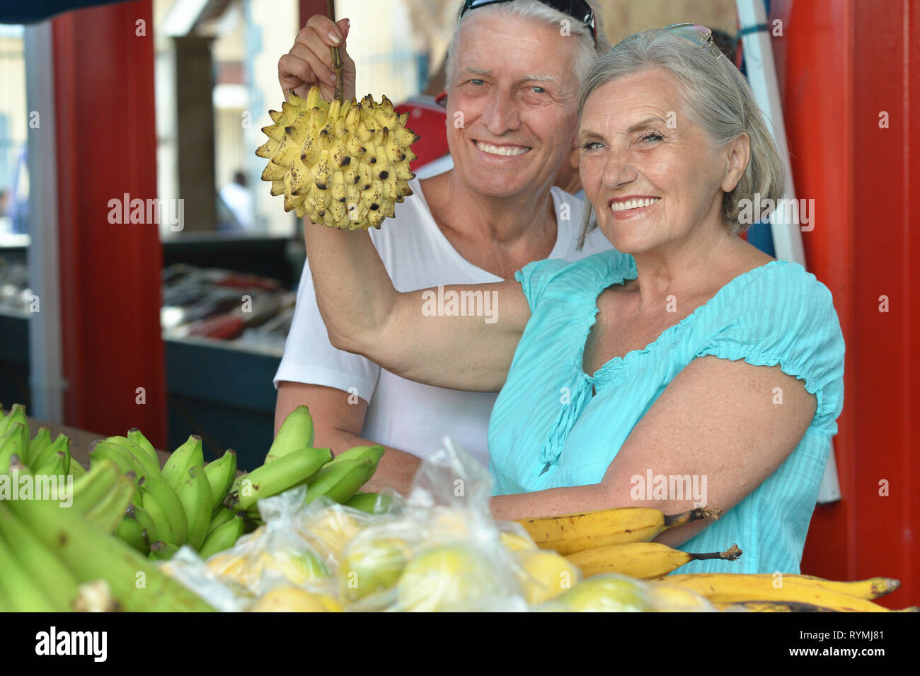 Portrait of beautiful smiling couple de personnes âgées dans le marché Banque D'Images