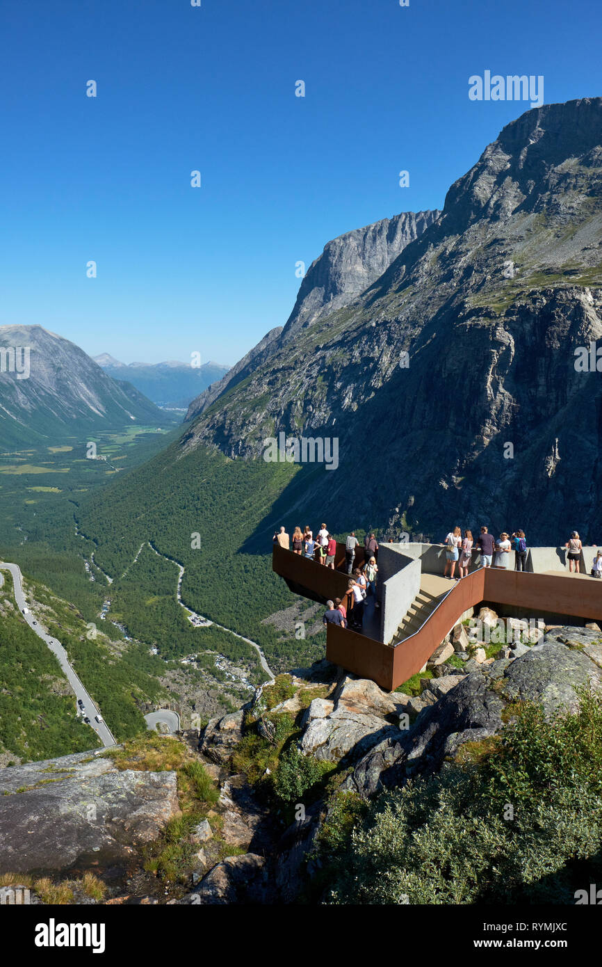 Les touristes appréciant la vue sur le Geiranger-Trollstigen Trollstigen Scenic Route Nationale en Norvège - Architecte : Reiulf Ramstad Arkitekter comme Banque D'Images