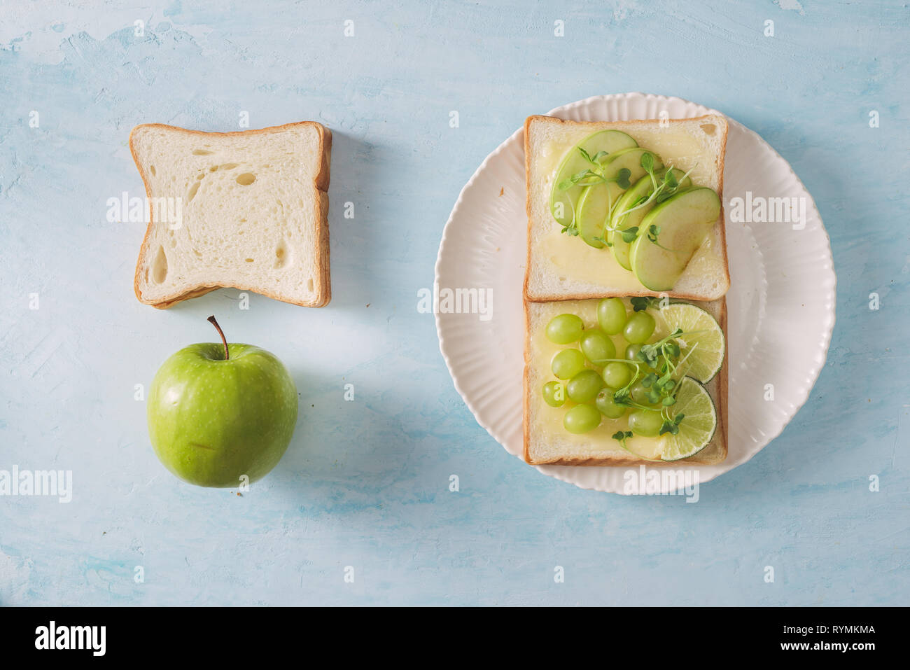 Toasts avocat sain pour le petit déjeuner ou le déjeuner avec du pain, tranches d'avocat, roquette, la citrouille et les graines de sésame, le sel et le poivre. Des sandwiches végétariens. P Banque D'Images