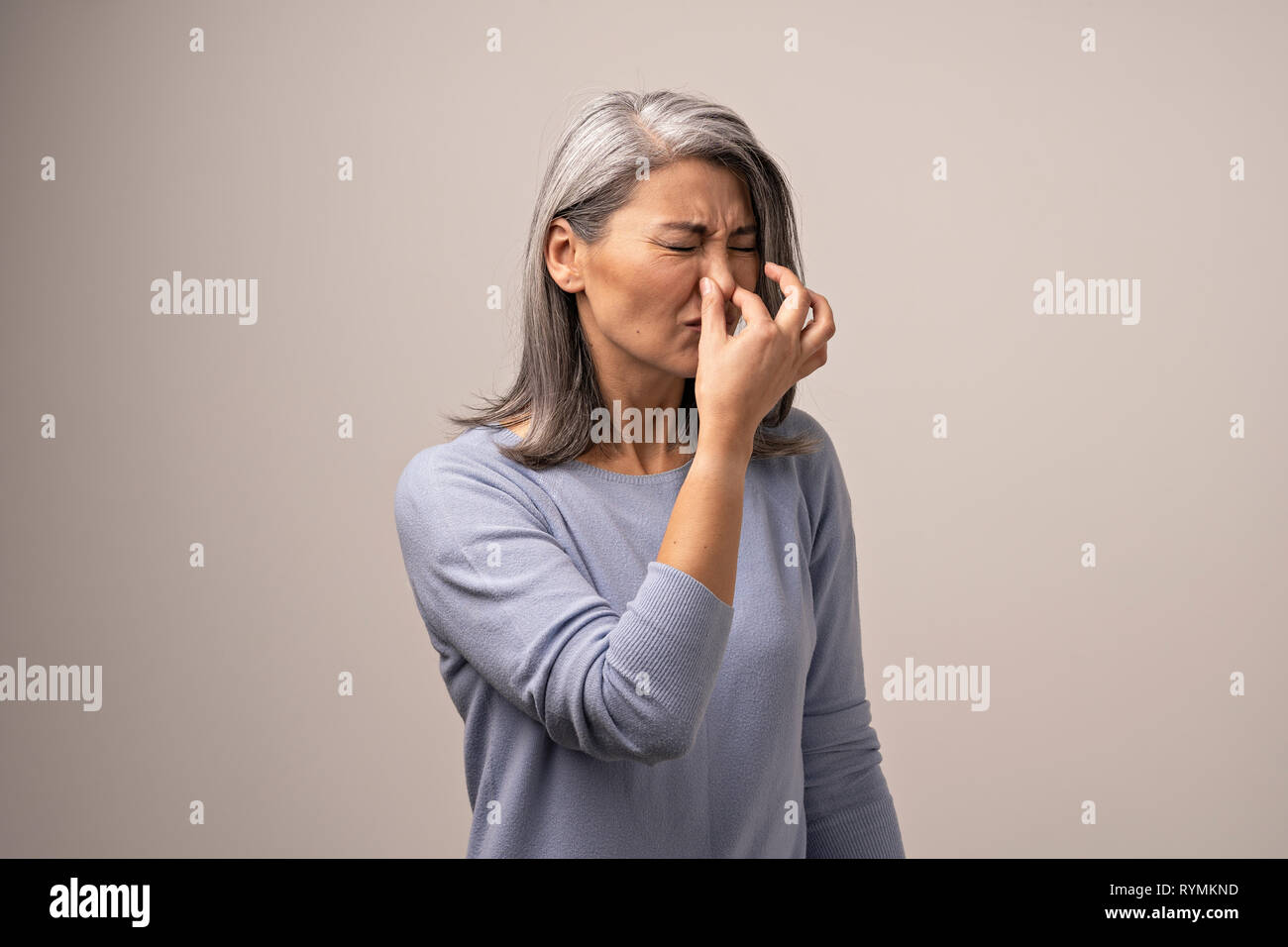 Un Gray-Haired femme Mongole malheureux avec une odeur désagréable. Banque D'Images