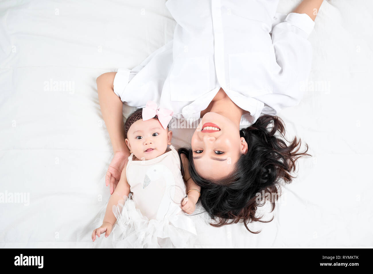 Femme avec un bébé faisant un de selfies Banque D'Images