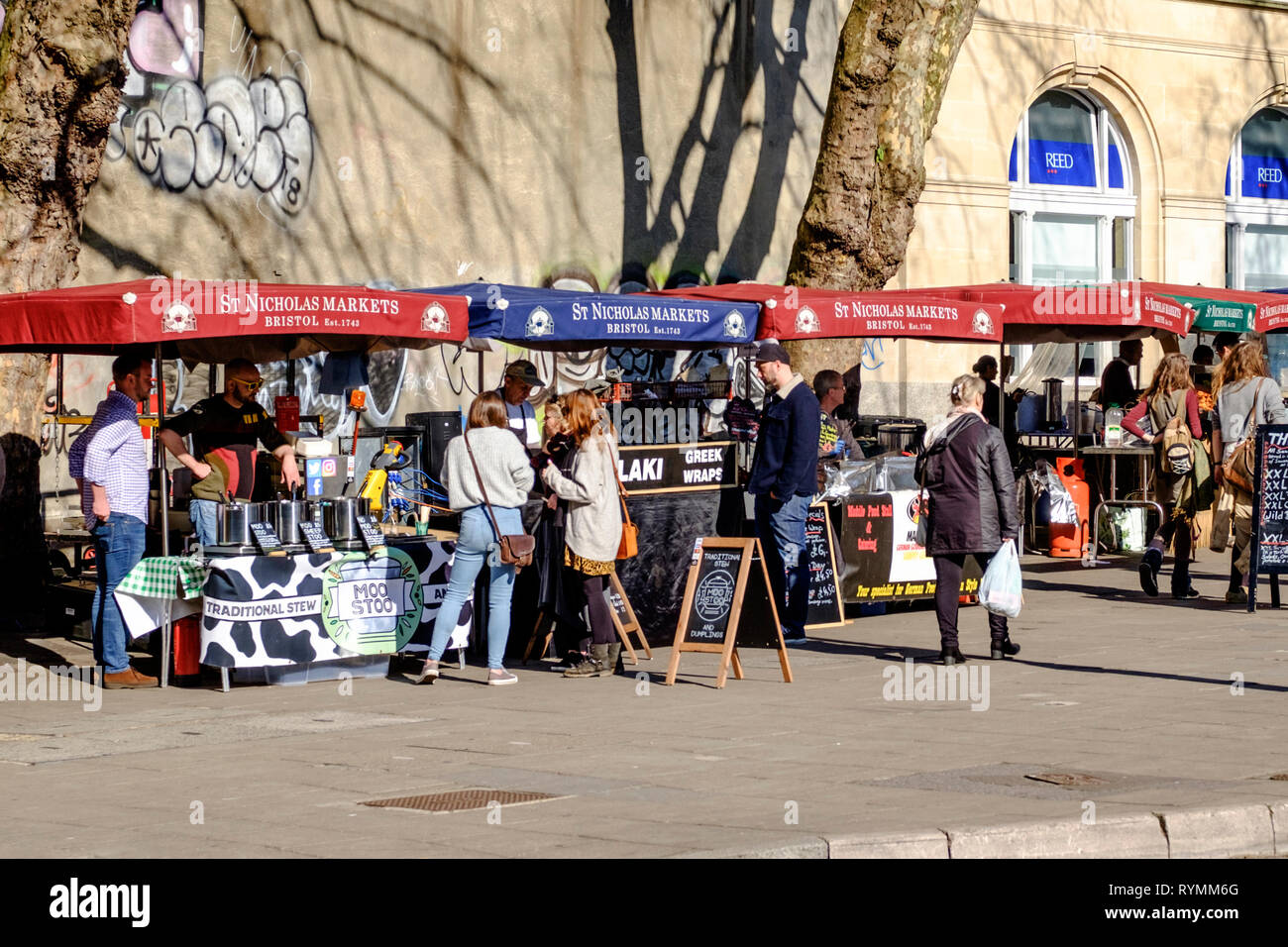 L'heure du déjeuner à la rue des stands de nourriture sur le vin près de St Nicholas Market Bristol Banque D'Images