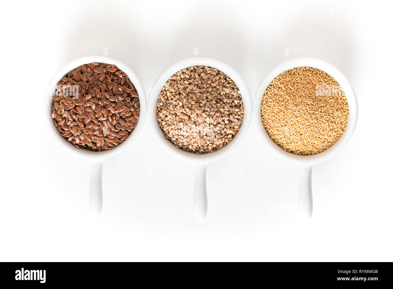 L'alimentation saine ingredents 3 genre de céréales sans gluten, l'amarante de lin et les graines de sésame sur fond blanc Banque D'Images