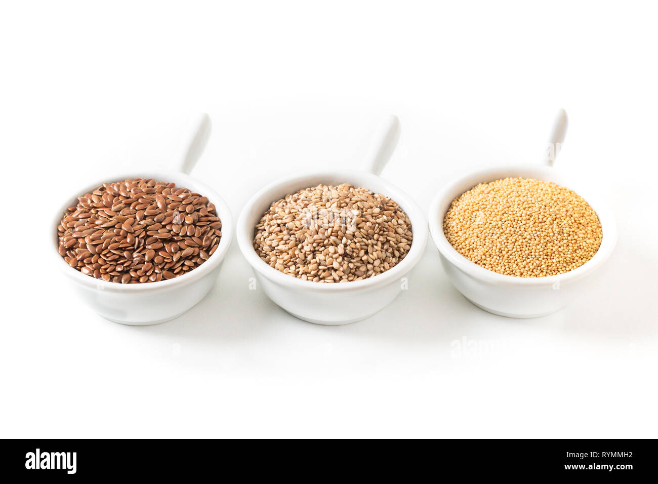 L'alimentation saine ingredents 3 genre de céréales sans gluten, l'amarante de lin et les graines de sésame sur fond blanc Banque D'Images