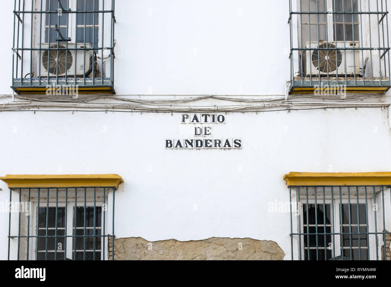 Blanc et jaune bâtiments entourant le patio de Banderas place bordée d'arbres à Séville, Espagne Banque D'Images