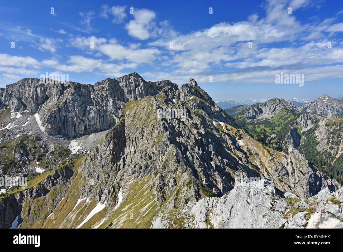 Vue depuis le sommet des montagnes rocheuses à Geiselstein dans les Alpes sous ciel bleu à une belle journée de printemps. La Bavière, Allemagne Banque D'Images