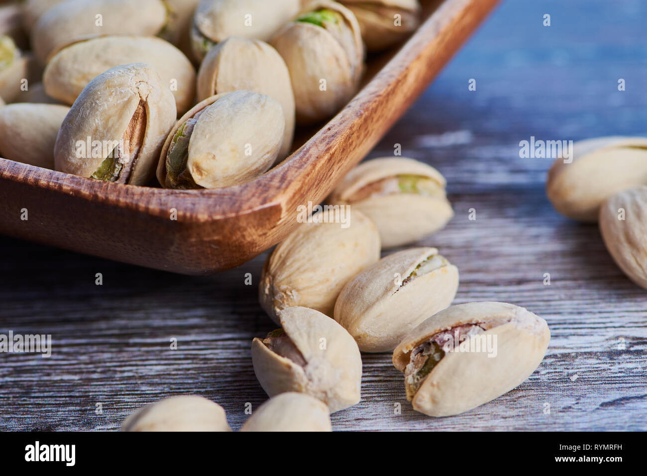 Couleur macro photo de pistaches dans un bol en bois Banque D'Images