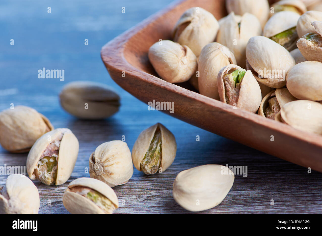 Couleur macro photo de pistaches dans un bol en bois Banque D'Images
