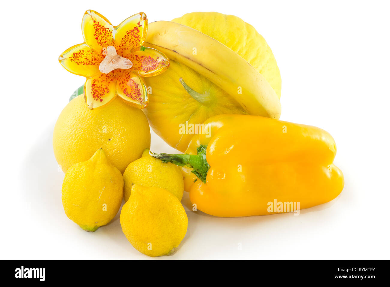 La vie encore de variétés de fruits et légumes de couleur jaune vif avec un verre fleur, isolé sur fond blanc Banque D'Images