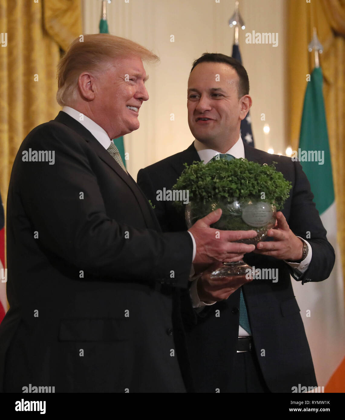 Taoiseach Leo Varadkar nous présente le Président Donald Trump avec un bol de Shamrock au cours d'une célébration de la St Patrick Accueil et présentation Shamrock cérémonie à la Maison Blanche à Washington D.C. Banque D'Images