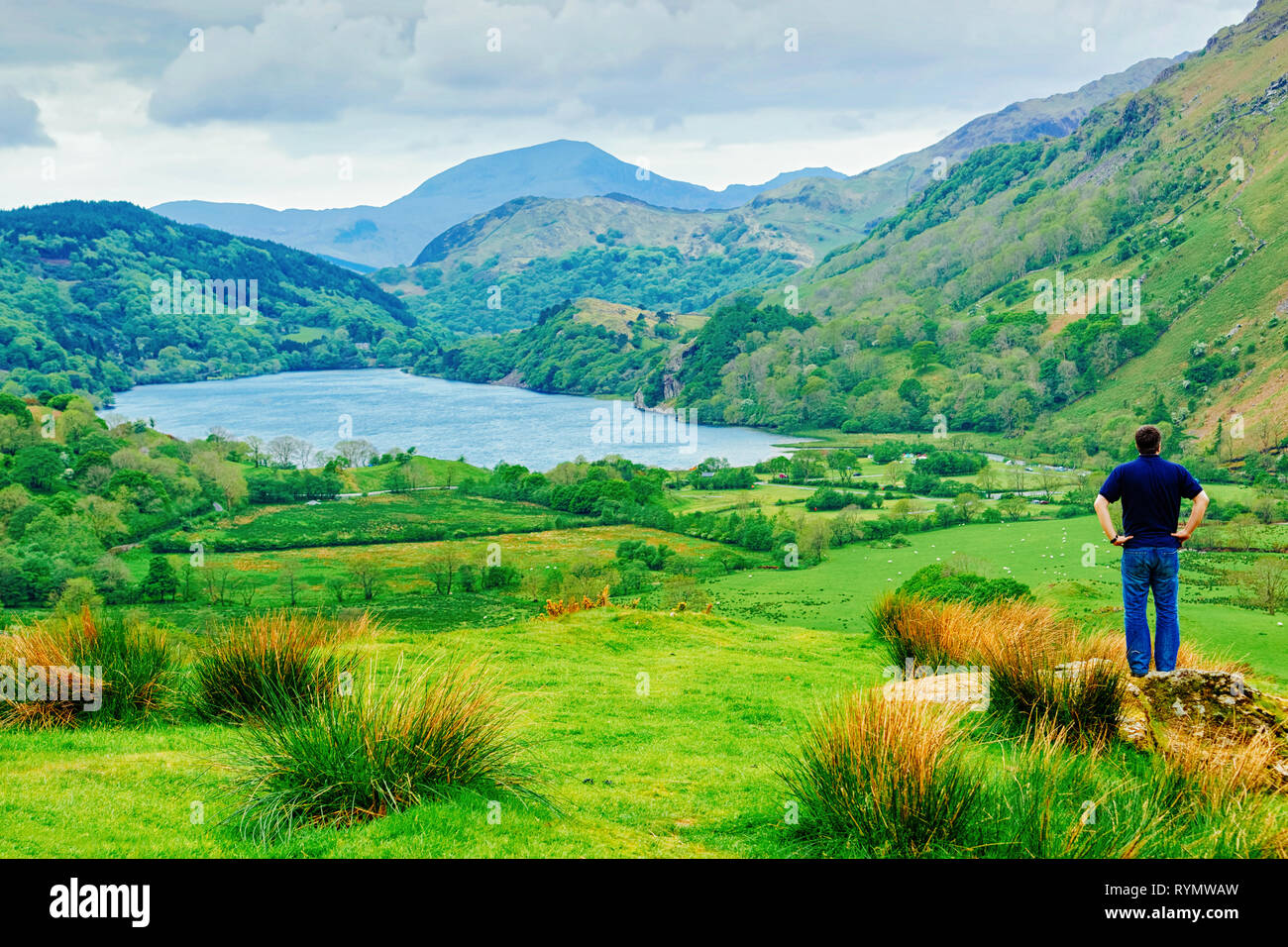 Paysage avec l'homme, les montagnes et les lacs dans le parc national de Snowdonia dans le Nord du Pays de Galles au Royaume-Uni. Banque D'Images