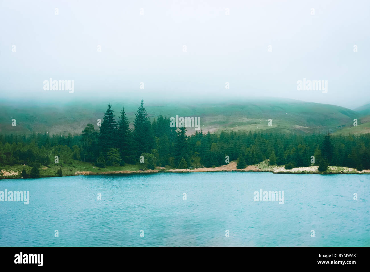 Paysage avec lac et montagne au cours de brume dans le Parc National des Brecon Beacons, dans le sud du Pays de Galles au Royaume-Uni. Banque D'Images