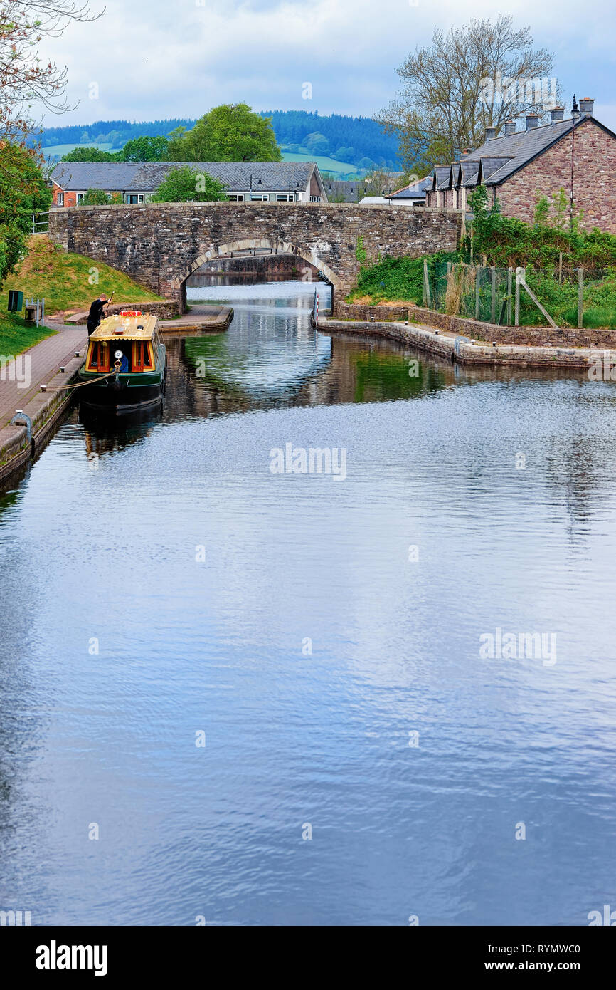 Pont sur la rivière dans la vieille ville de Brecon Brecon Beacons National Park dans le sud du Pays de Galles au Royaume-Uni. Banque D'Images