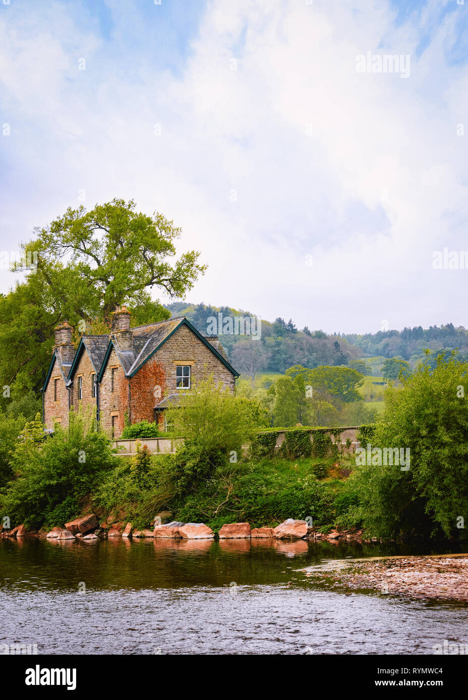 River dans la vieille ville de Brecon Brecon Beacons National Park dans le sud du Pays de Galles au Royaume-Uni. Banque D'Images
