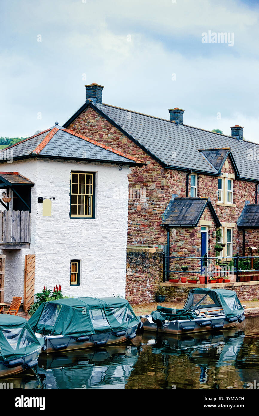 River et bateaux à l'ancienne ville de Brecon Brecon Beacons National Park dans le sud du Pays de Galles au Royaume-Uni. Banque D'Images