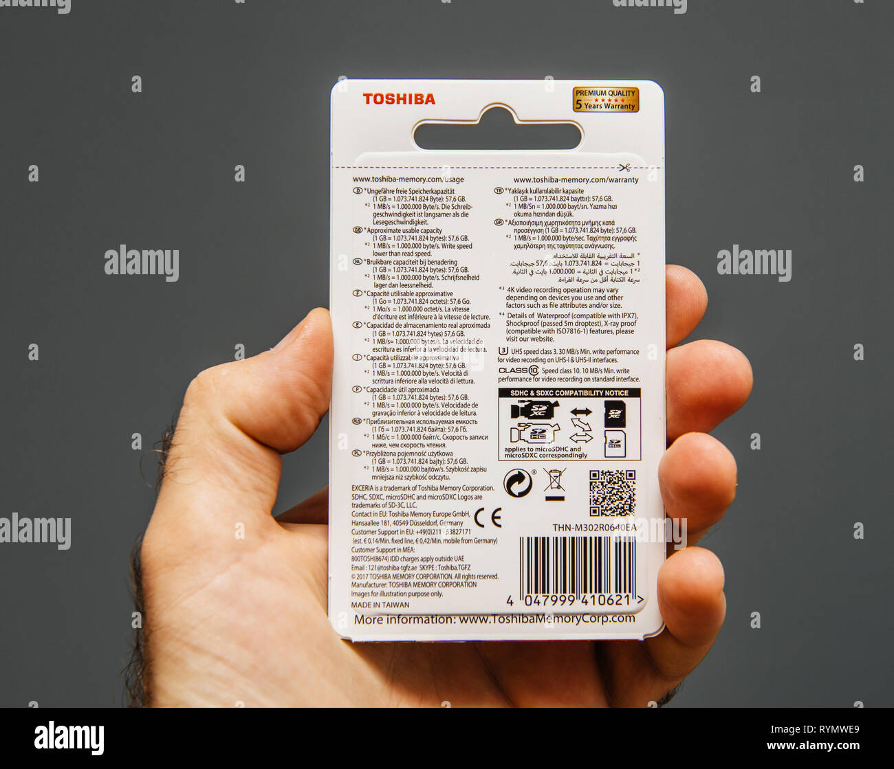 Paris, France - Jun 15, 2018 : man main tenant en main un nouveau Toshiba 64 Go microSDXC UHS-i Card avec adaptateur vue arrière Banque D'Images