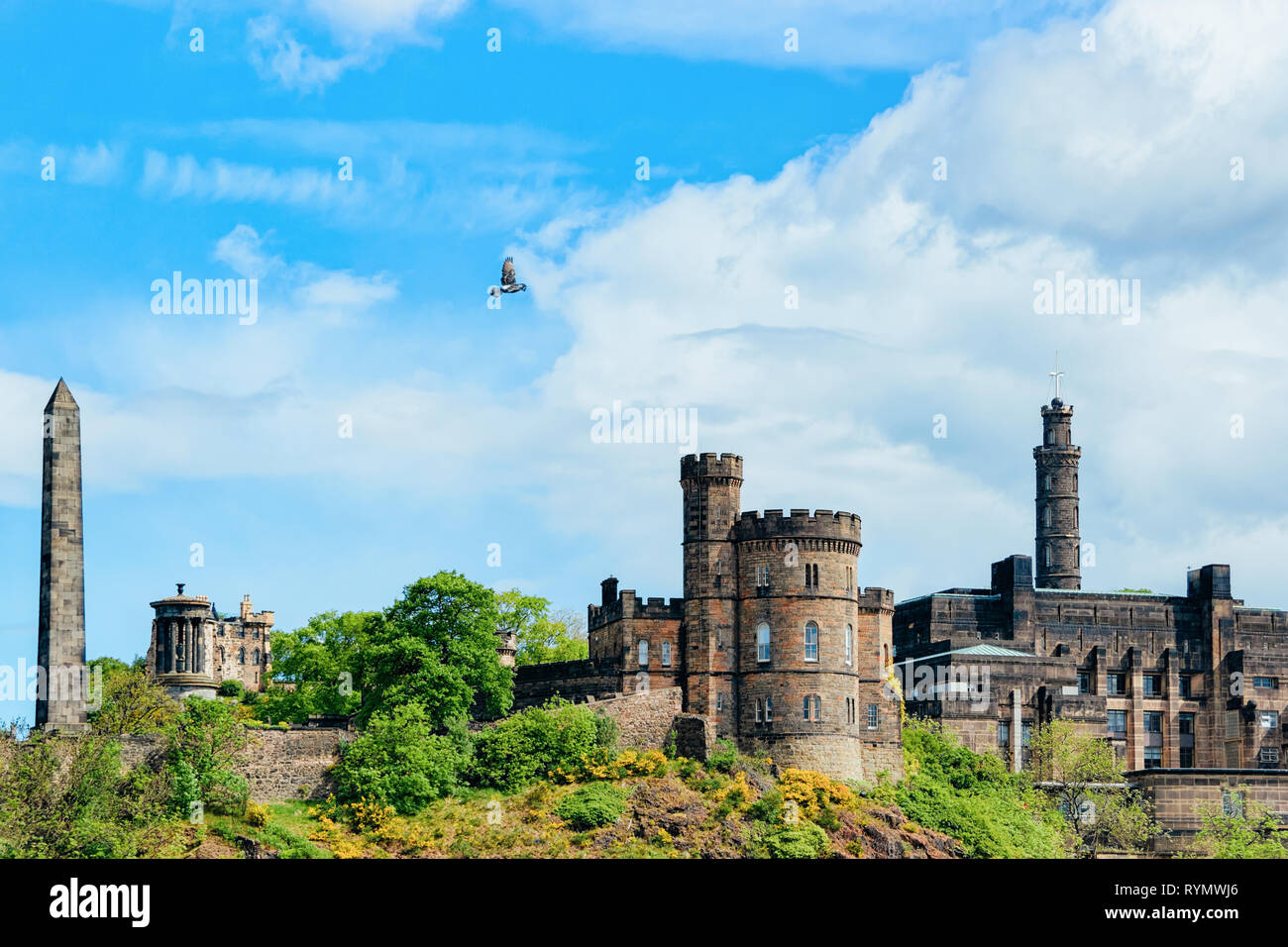 Calton Hill avec Monument des Martyrs Politiques sur l'ancien cimetière de Calton, Dugald Stewart Monument, Saint Andrew House et tour de Nelson Monument à E Banque D'Images