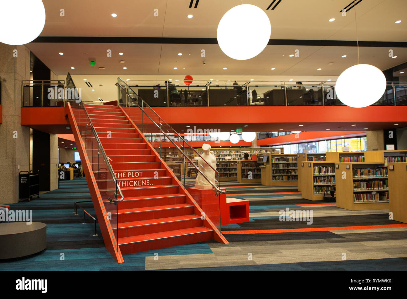 La fiction à l'intérieur du bâtiment de la Johnson Bibliothèque publique de Boston, Boston, Massachusetts, USA. Le bâtiment a été rénové en 2016. Banque D'Images