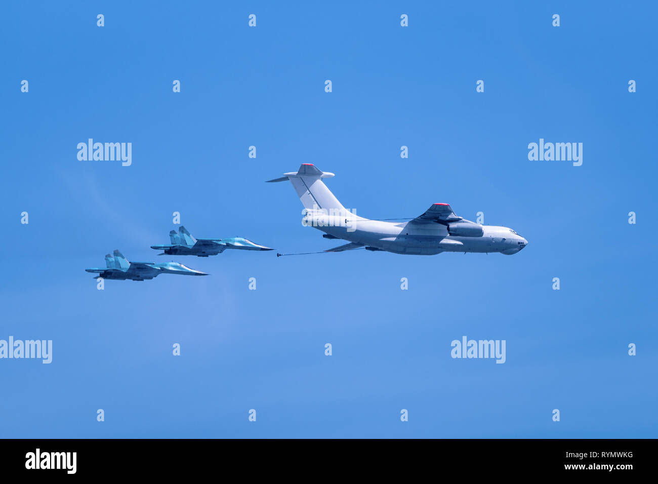 Plan de vol des avions militaires et le bleu du ciel. Banque D'Images