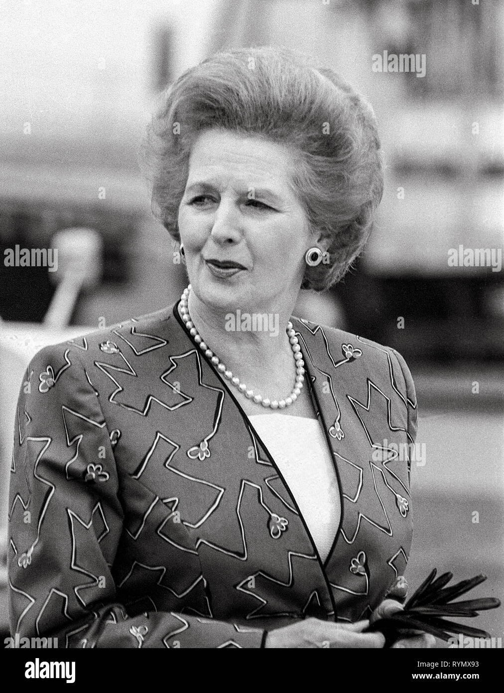 Le premier ministre Margaret Thatcher de quitter l'aéroport de Heathrow en 1988. Banque D'Images