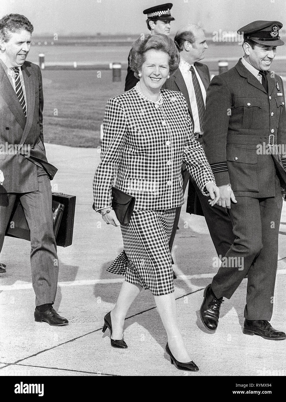 Le premier ministre Margaret Thatcher de quitter l'aéroport de Heathrow en août 1988. Banque D'Images