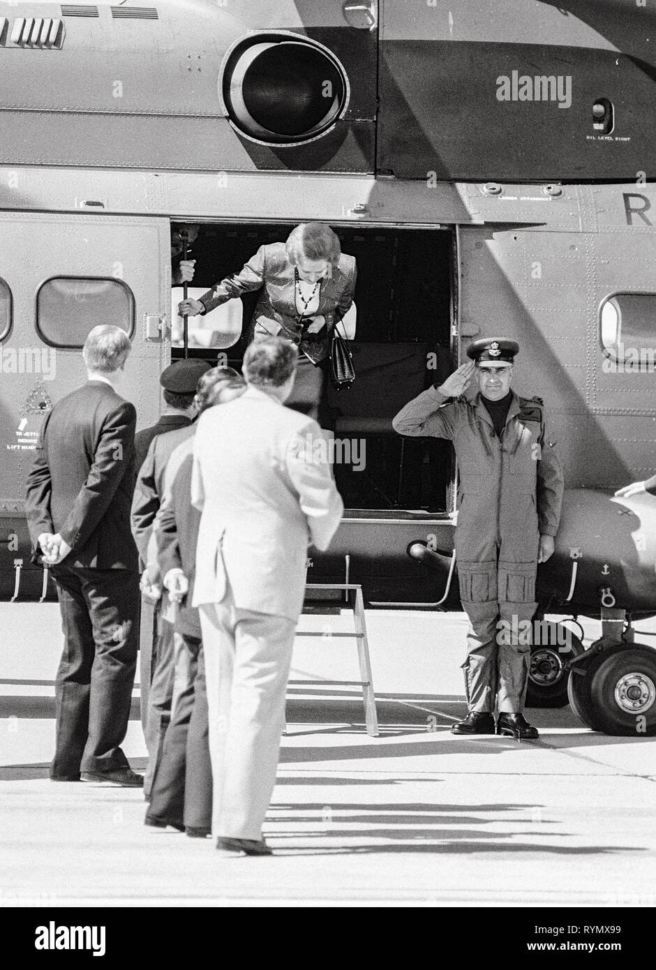 Le premier ministre Margaret Thatcher de quitter l'aéroport de Heathrow en août 1988. Banque D'Images