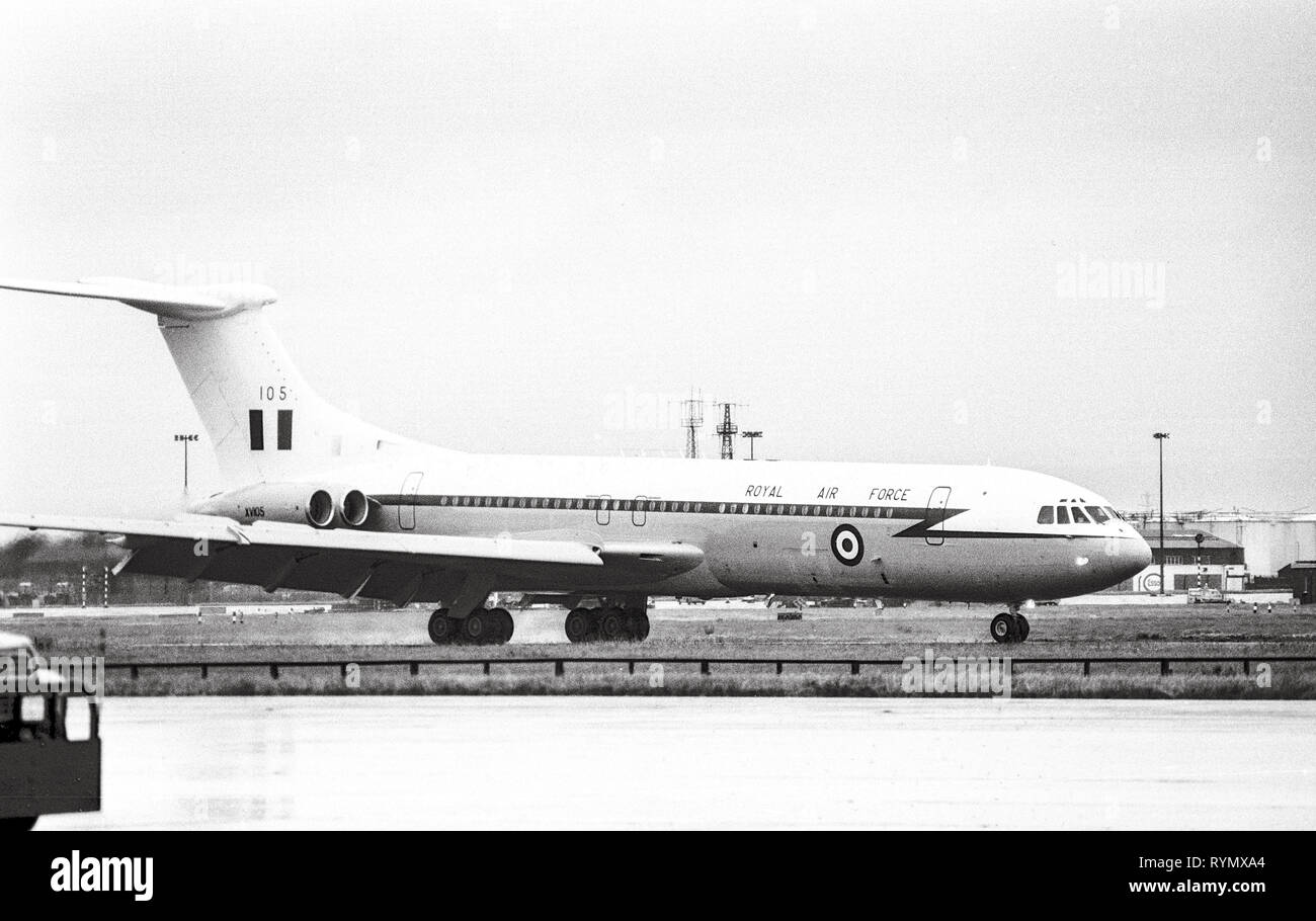 Un RAF VC 10 aéronefs utilisés pour transporter le premier ministre Margaret Thatcher lors de visites officielles. L'aéronef est équipé d'un pod missile recherche de la chaleur sous le moteur. Banque D'Images