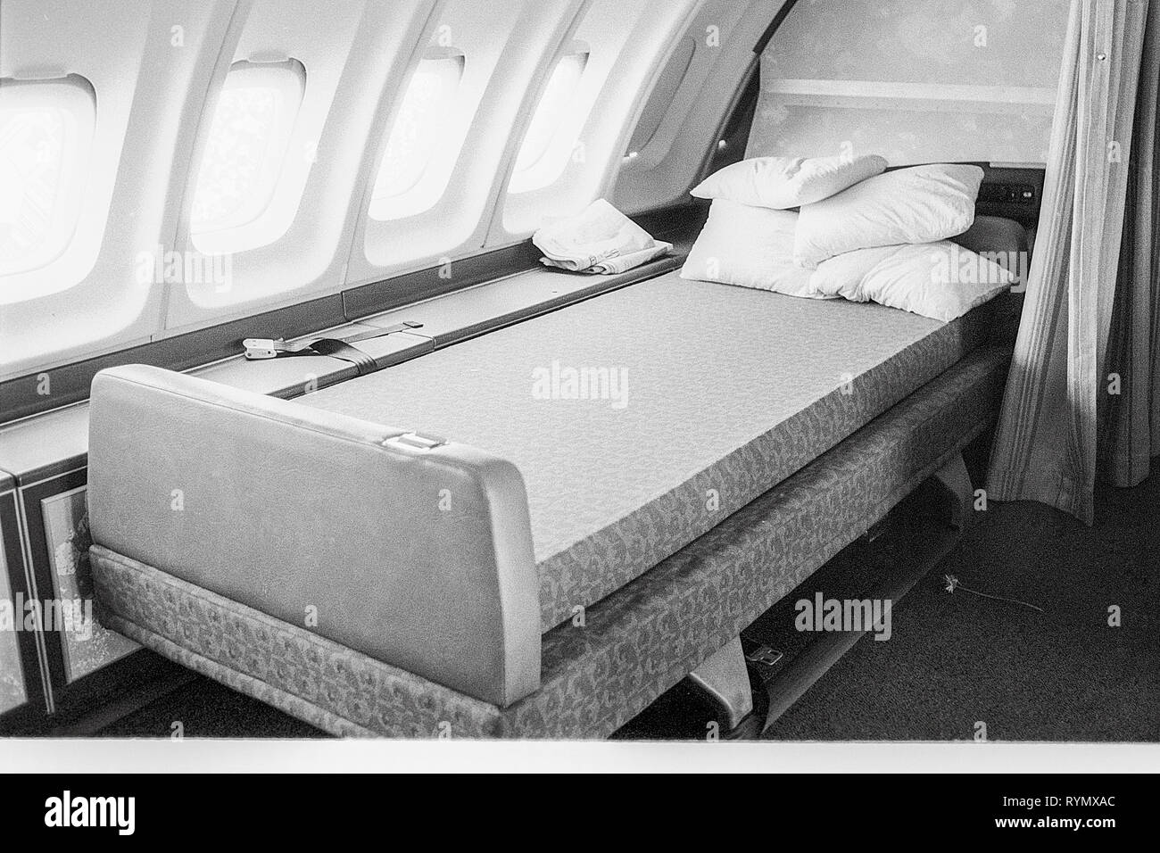 Un lit spécialement préparée a été installé sur un avion de British Airways pour aider le premier ministre Margaret Thatcher durant son horaire épuisant en 1983. Banque D'Images
