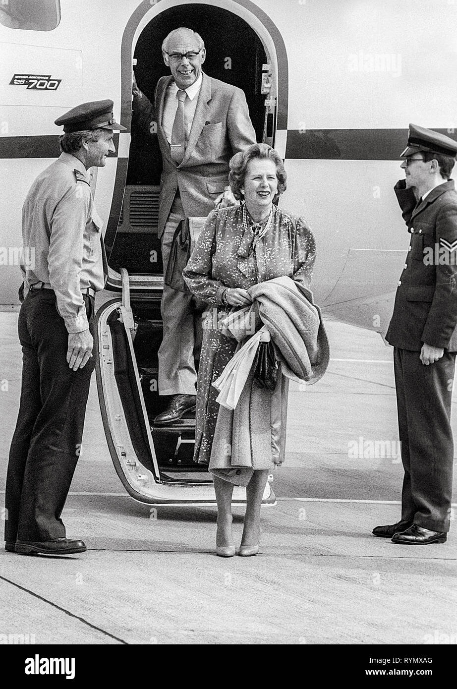 Le premier ministre Margaret Thatcher et mari Denis retour de vacances en août 1984. Banque D'Images