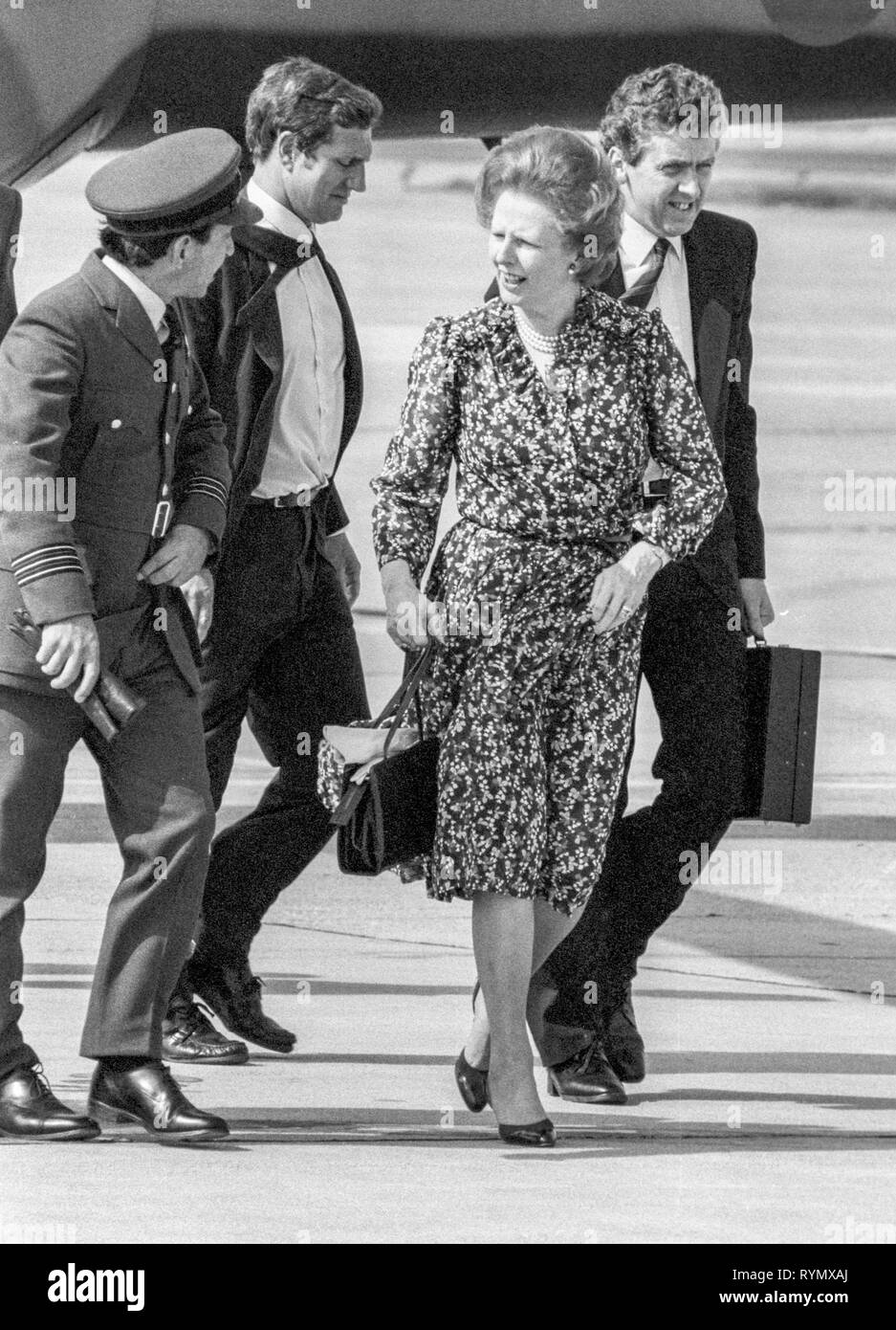 Le premier ministre Margaret Thatcher de quitter l'aéroport de Heathrow Juillet 1985 Banque D'Images