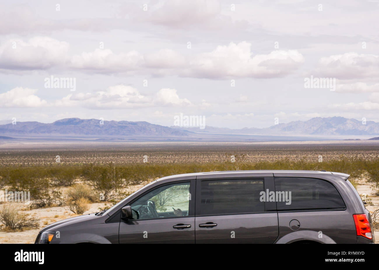 Un voyage en voiture à travers le désert de Mojave, USA Banque D'Images