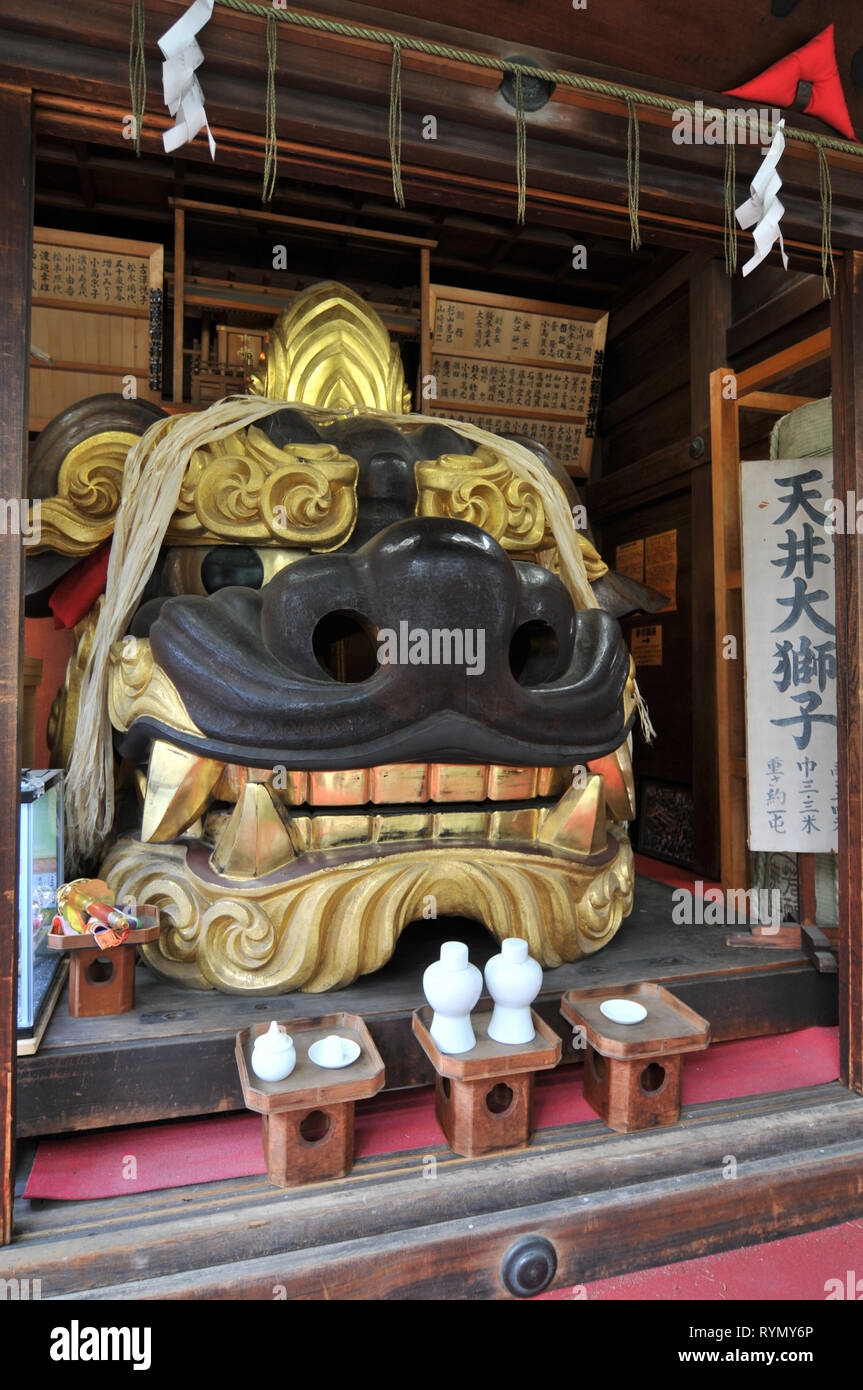 TOKYO, JAPON - 11 juillet 2018 : Un portrait de l'un des tête de lion mâle dans le Namiyoke Inari Jinja situé près du marché aux poissons de Tsukiji Banque D'Images