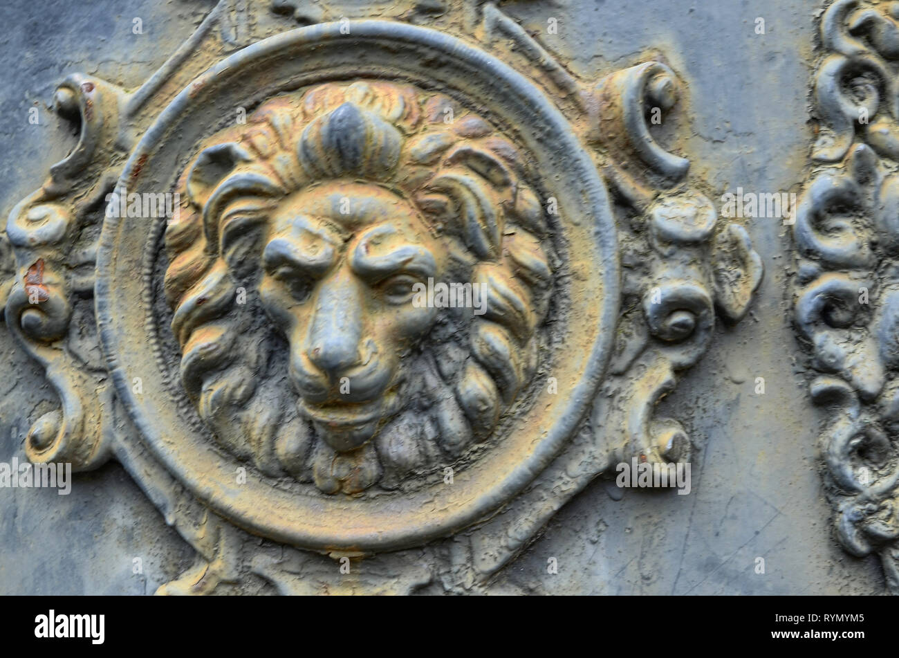 Bas-relief en métal antique décoration d'une porte. Il représente la tête d'un lion avec un aspect menaçant. Banque D'Images